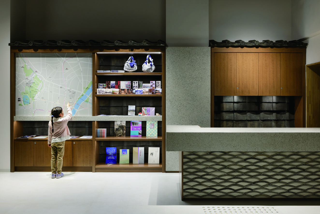 【受付エントランス】受付カウンターや棚に廃瓦を再活用。素材に宿る記憶を内装に取り入れ、下町の情緒を感じる空間とした