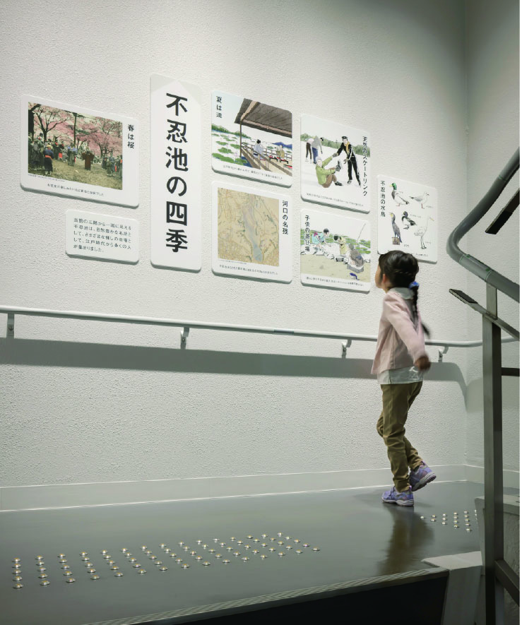 琺瑯（ほうろう）看板をモチーフとしたサイン・グラフィック。琺瑯特有の質感や風合いの再現により、視認性とともに街の風情を想起させる懐かしさを兼ね備える