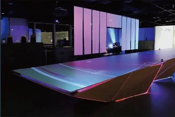 Digital interactive sports game "AIR Air Hockey"