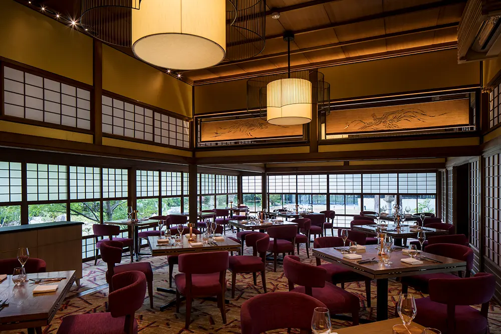 The main building of the residence is built in the Shoin-zukuri style, exuding a luxurious and stern presence. While the design has been reproduced using the techniques of the time, modern design elements have been incorporated throughout, such as the carpeting and lighting.