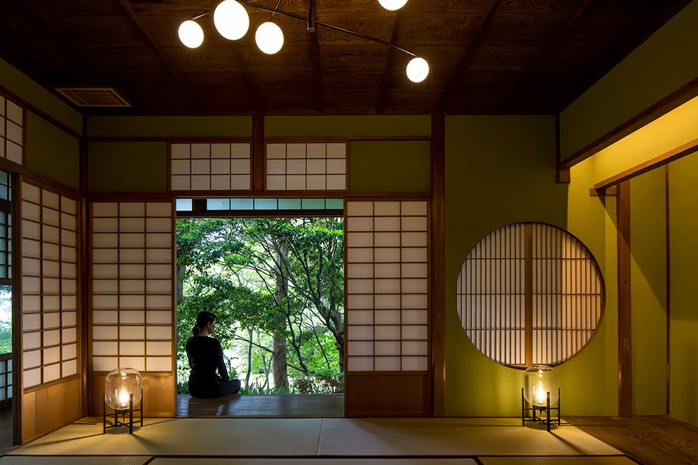 A residential teahouse where you can enjoy the garden view. Considering the sukiya-style architecture of incorporating the surrounding scenery as a borrowed landscape, we selected trees that allow you to feel the changing of the seasons.