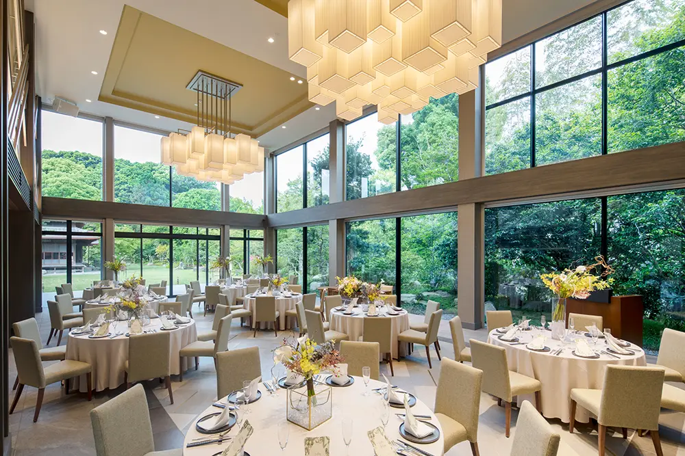 The state guest house is used for parties, wedding receptions, etc. The layout was designed to allow the house and walkways to be seen from the state guest house, and the old and new buildings facing each other coexist with each other across the garden.