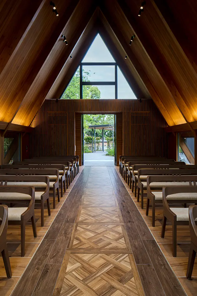 A wooden music hall where weddings and concerts can be held. It has a compact triangular roof that matches the roof of the main building. From the large triangular windows you can enjoy the garden scenery that changes with the seasons.