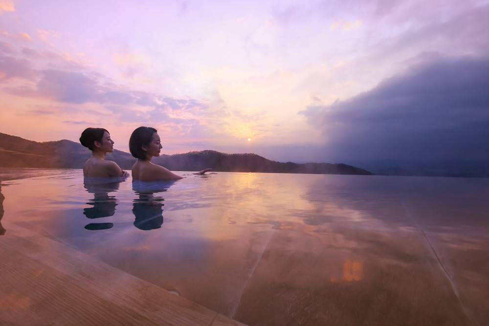 The highlight of the premium initiative is the open-air rooftop bath located at an altitude of about 1,000 meters. It is an infinity bath that seamlessly connects the nature of Nikko with the sky. (Photo: Satoshi Imai, Image provided by Ooedo Onsen Monogatari Hotels & Resorts Co., Ltd.)