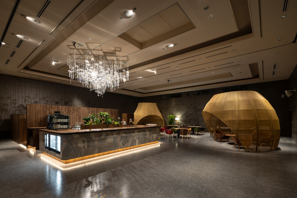 The former dance hall was transformed into a dining hall with a bar at its center. The existing chandelier was disassembled and reconfigured to breathe new life into the space while paying homage to its history.
