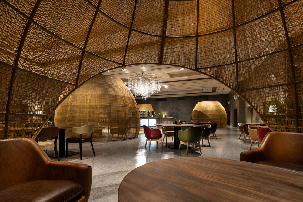 Main dining hall: Baskets resembling trees are placed in the dining area, evoking a stroll through Nikko's magnificent natural scenery, creating a subtle balance between a sense of privacy and liveliness.