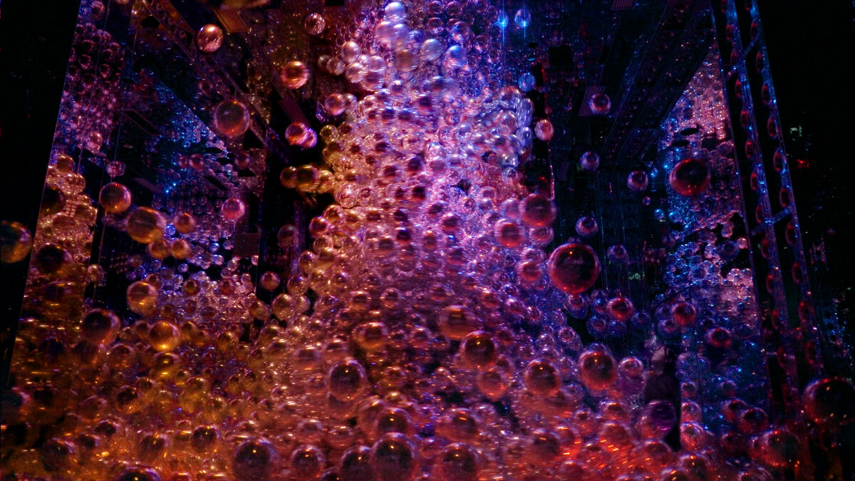 teamLab, Morphing Continuum © teamLab: A sculpture that is maintained by the order created by the environment, even when its components are separated in time and space. Our company was in charge of creating this special environment.