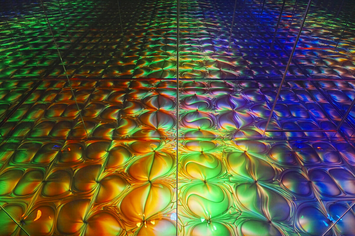 teamLab, Transient Abstract Life and Return © teamLab: The glass floor in particular was designed and implemented to ensure the work was complete.