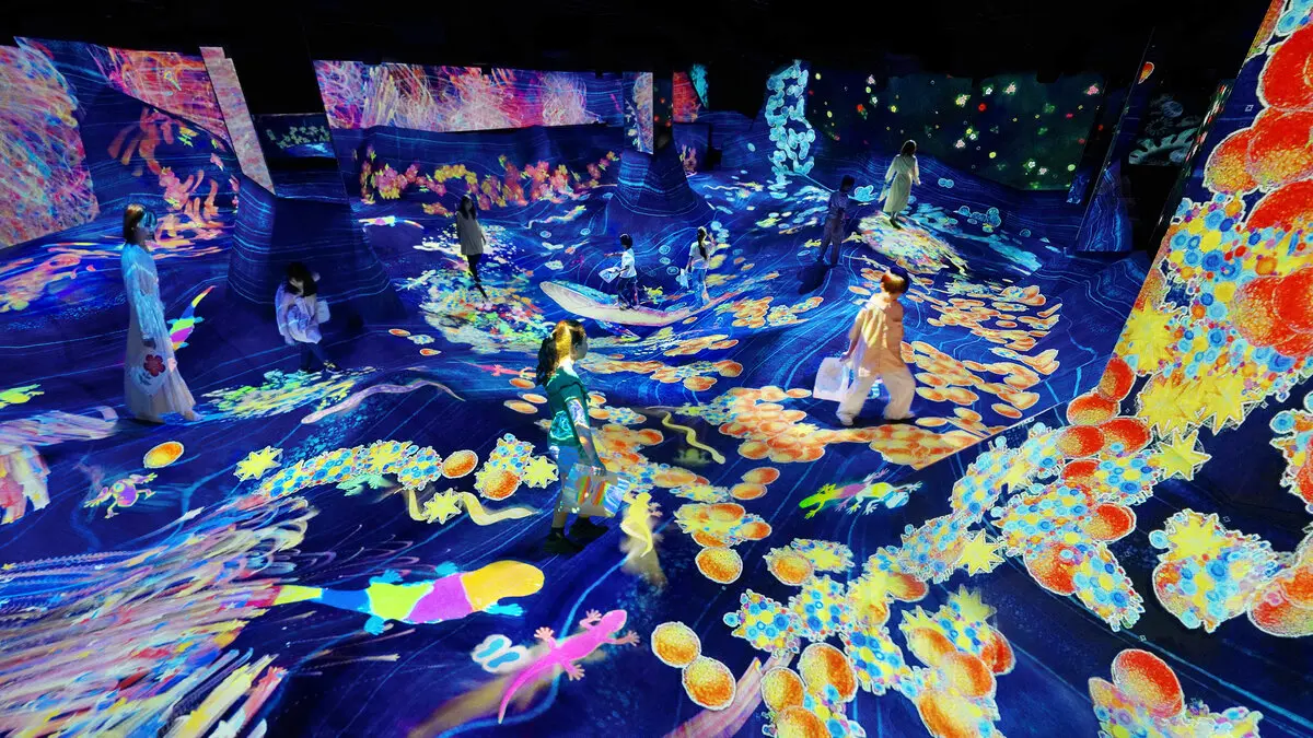 チームラボ《グラフィティネイチャーと鼓動する大地》©チームラボ：子どもにも人気の作品のため、特に安全に配慮し実装