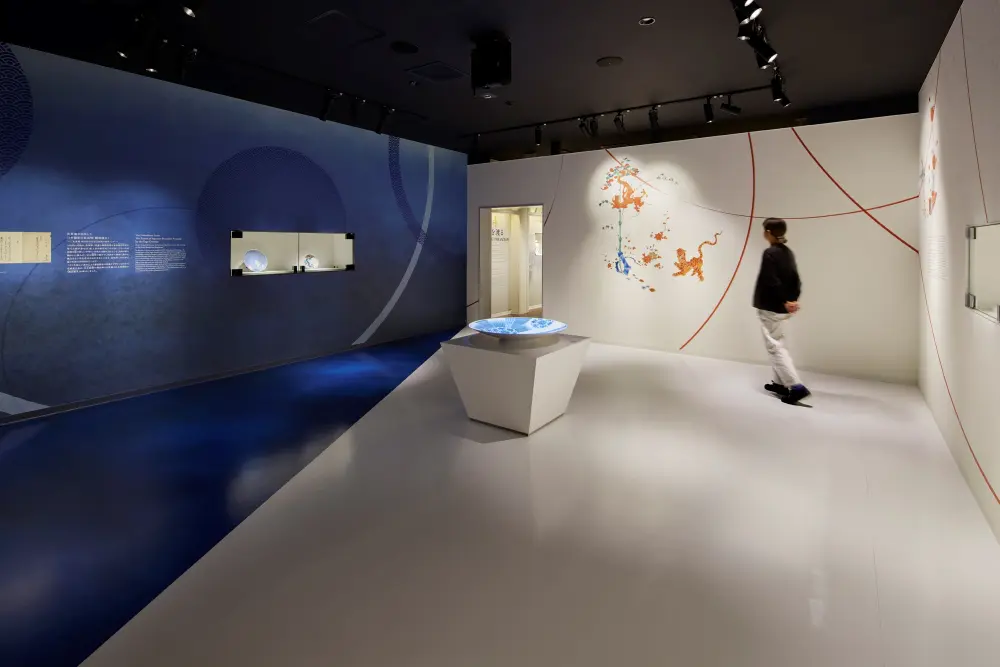 The perfection of Japanese porcelain: The Kakiemon and Nabeshima styles are said to be the twin pillars of Japanese porcelain. The beauty of their white space and the refined blue are symbolically contrasted throughout the space.