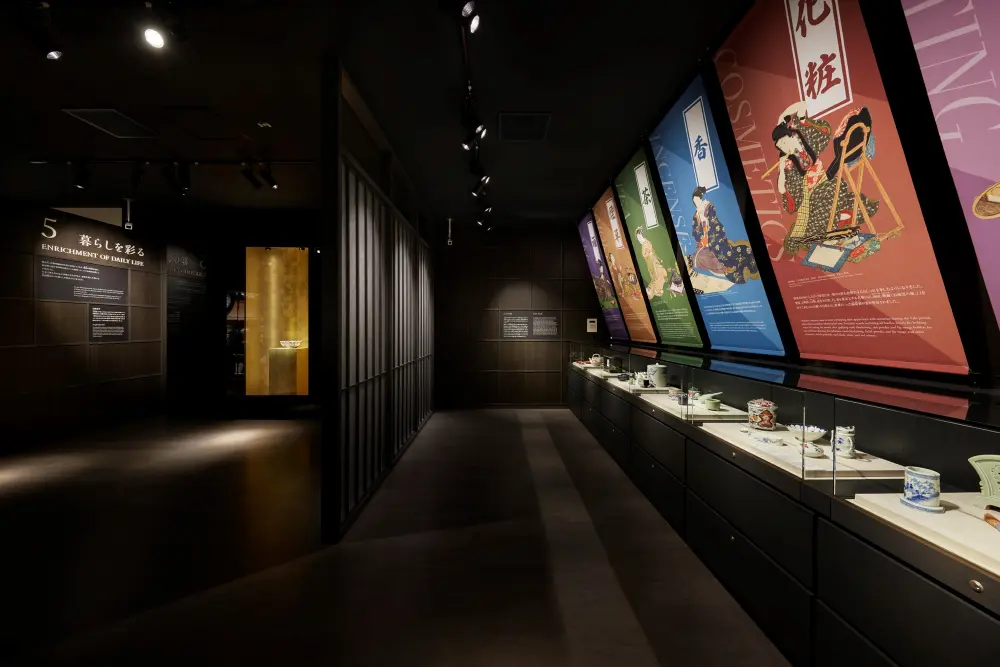 Adding color to your life: Arita ware, which has diversified to meet domestic demand, from the gorgeous luxury goods of feudal lords and wealthy merchants to the stylish items of townspeople, is expressed in two spaces