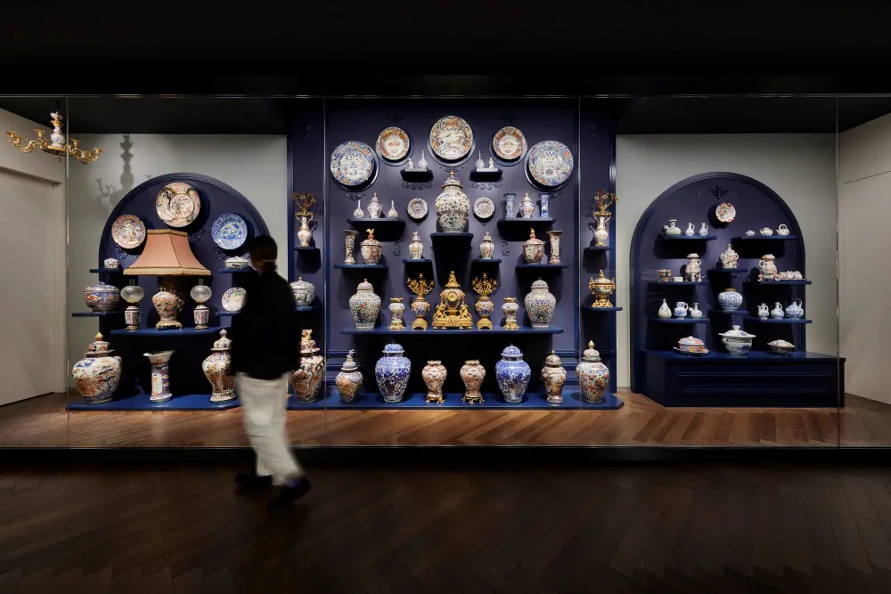 The history of Arita ware is traced through precious collections such as the "Kambara Collection" (owned by Arita Town), which is a collection of porcelain that was returned home to Europe.