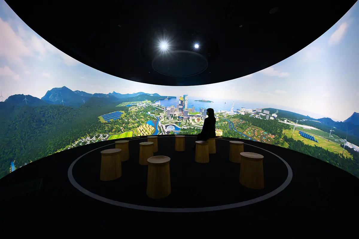 未来山丘的内部空间。沉浸在户田建设集团在360度剧院绘制的2050年未来形象中