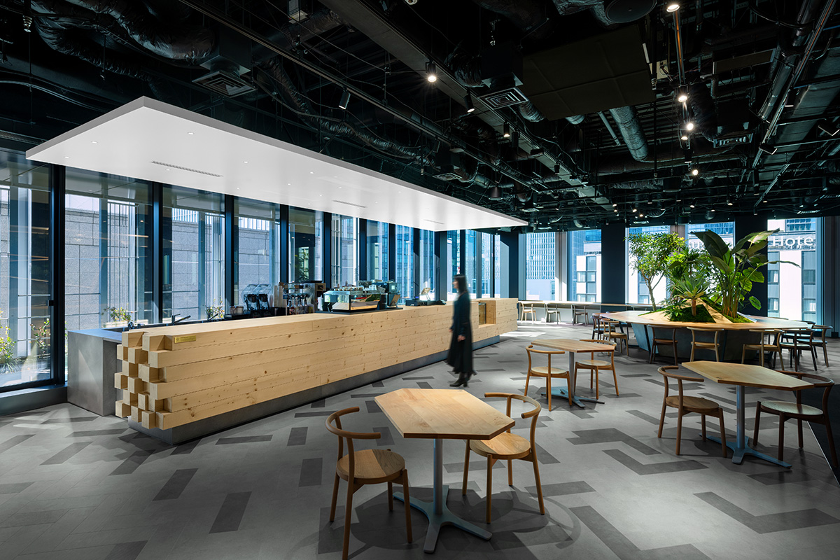 The cafe space is made of wood with traceability. It is the first general contractor's headquarters building in Japan to receive FSC Project Certification.