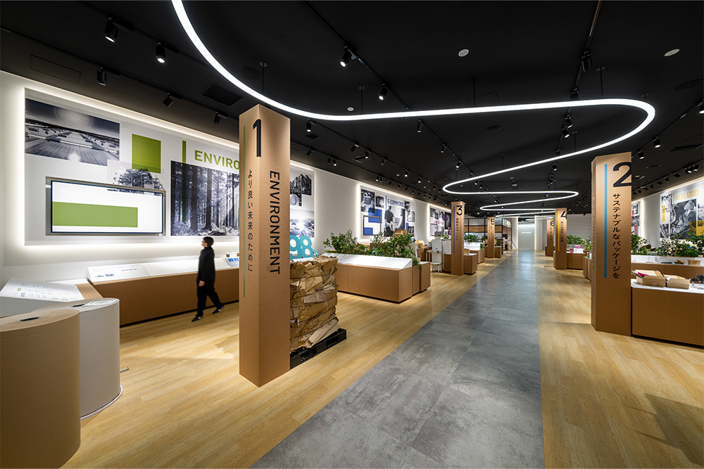 段ボールにより構成された展示什器・サインがレンゴーショールームとしてのアイデンティティを創出