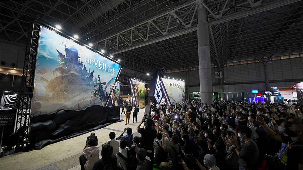 On the first day, the black curtain was lowered and the new title "unVEIL the world" was announced, attracting the attention of many visitors.