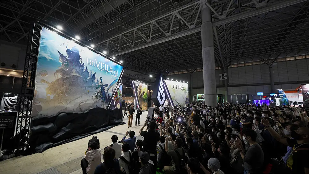 On the first day, the black curtain was lowered and the new title "unVEIL the world" was announced, attracting the attention of many visitors.
