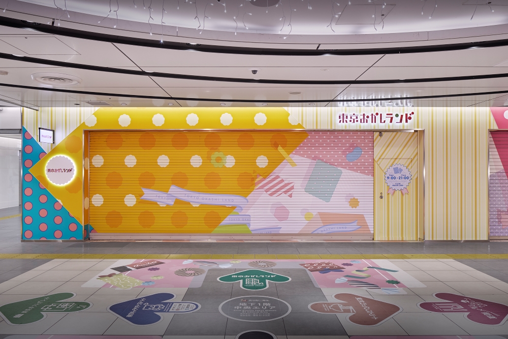 閉店時においても、おかしランドの楽しい世界観が伝わるにぎやかなグラフィック