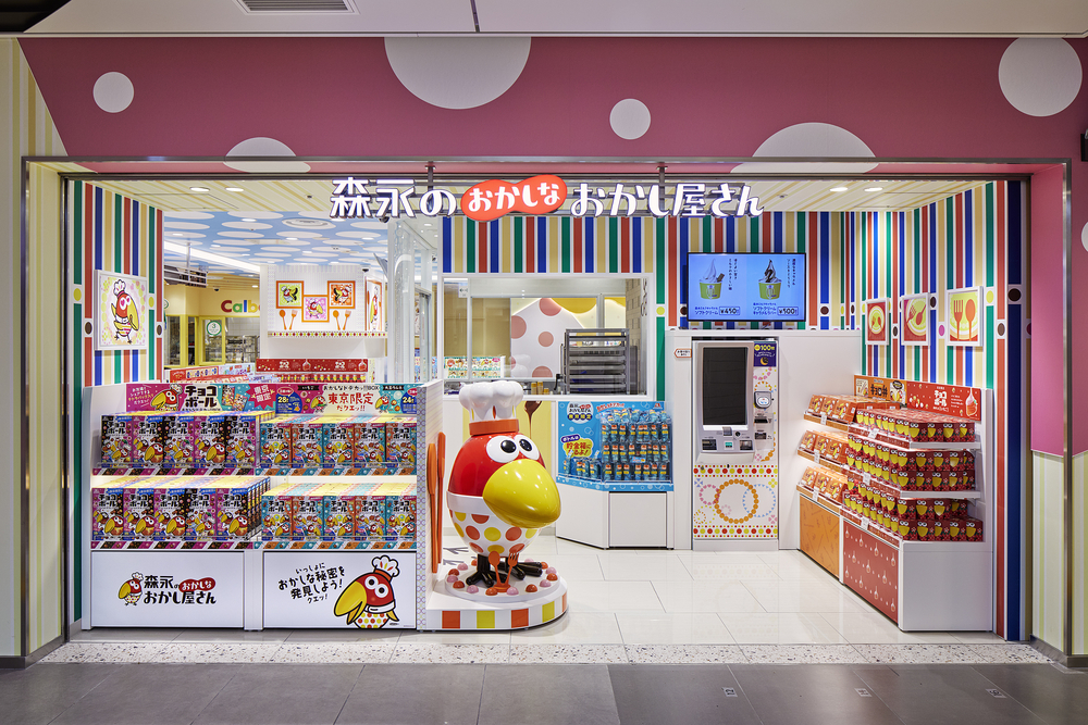 森永のおかしなおかし屋さん：アンテナショップ限定のおかし販売に加えて、できたておかしを味わえるキッチンスペースを配置
