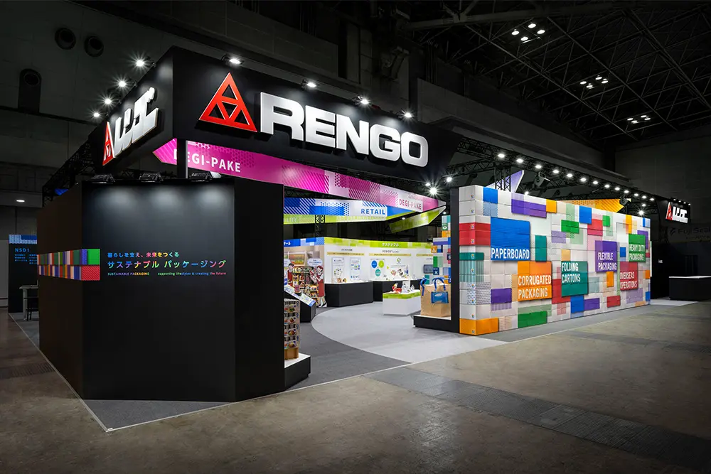 The Rengo cardboard wall stacked in the center of the front of the booth drew overwhelming attention from guests.