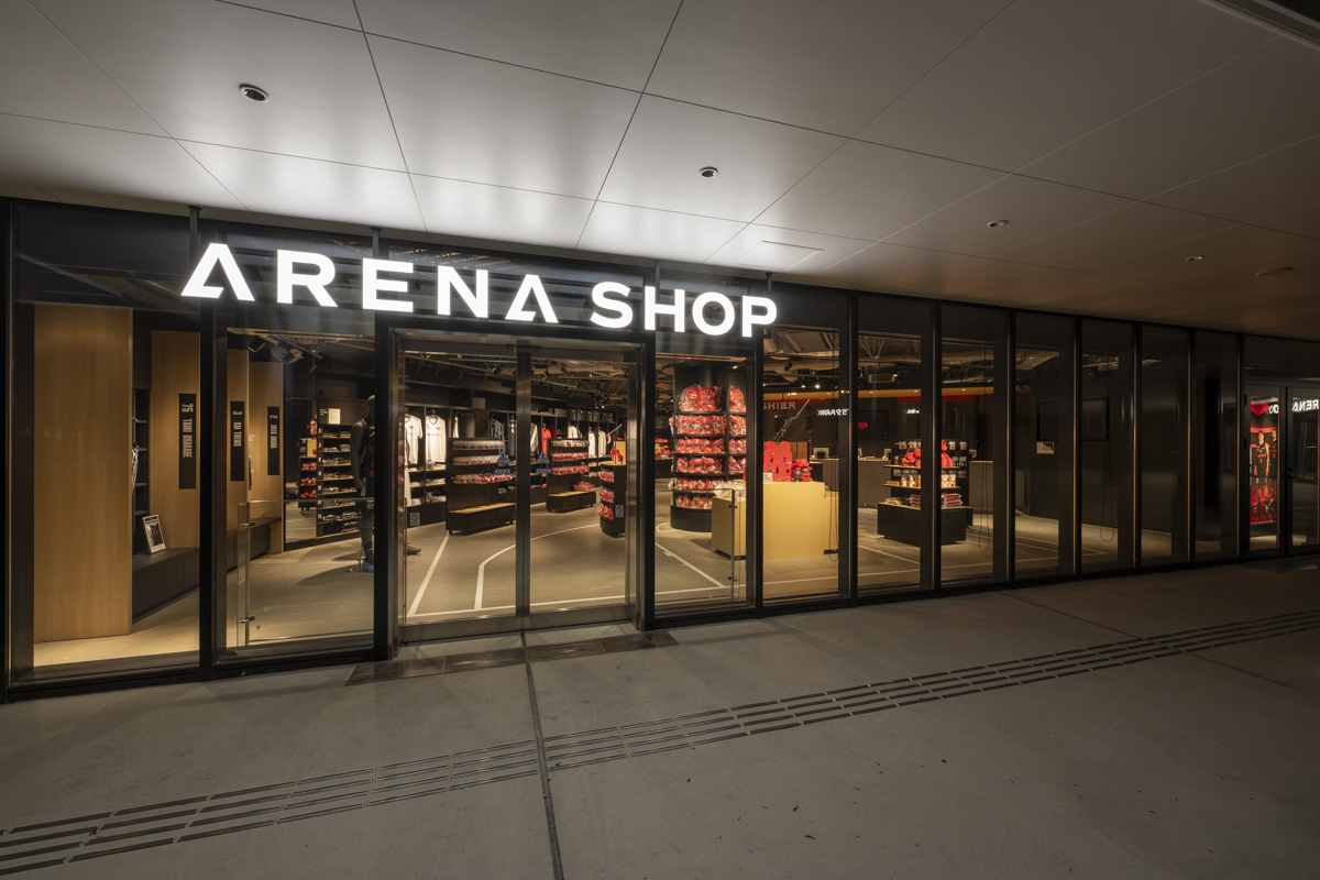 アルバルク東京マスコットキャラクター「ルーク」の什器を全面に押し出し、ウェルカム感を演出