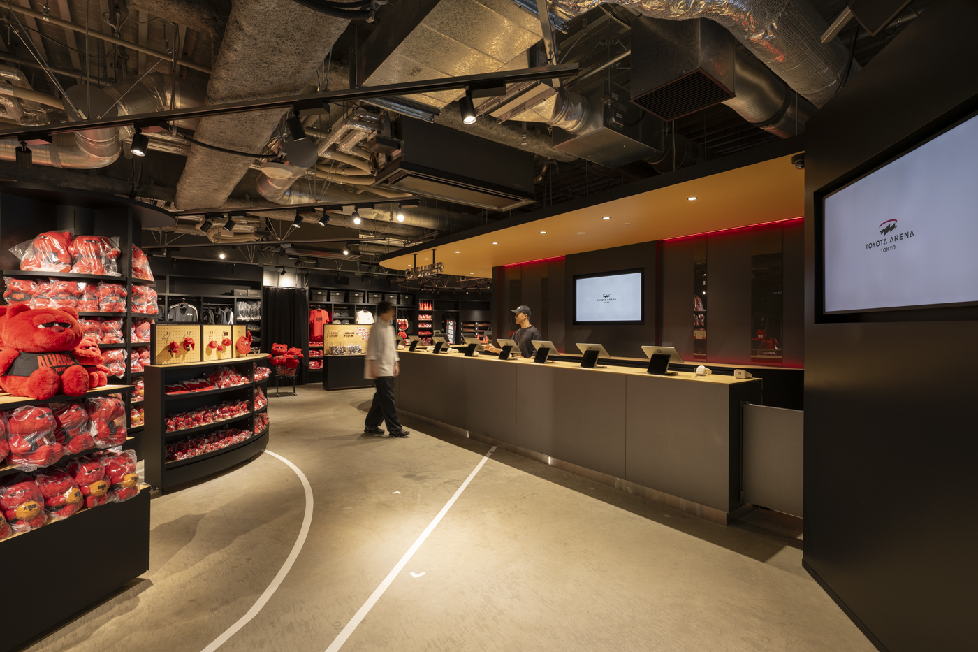 バスケットボールのコートライン、コートの木目を意匠に取り入れつつ、ALVARKのカラーによりARENA SHOPの世界観を創出する