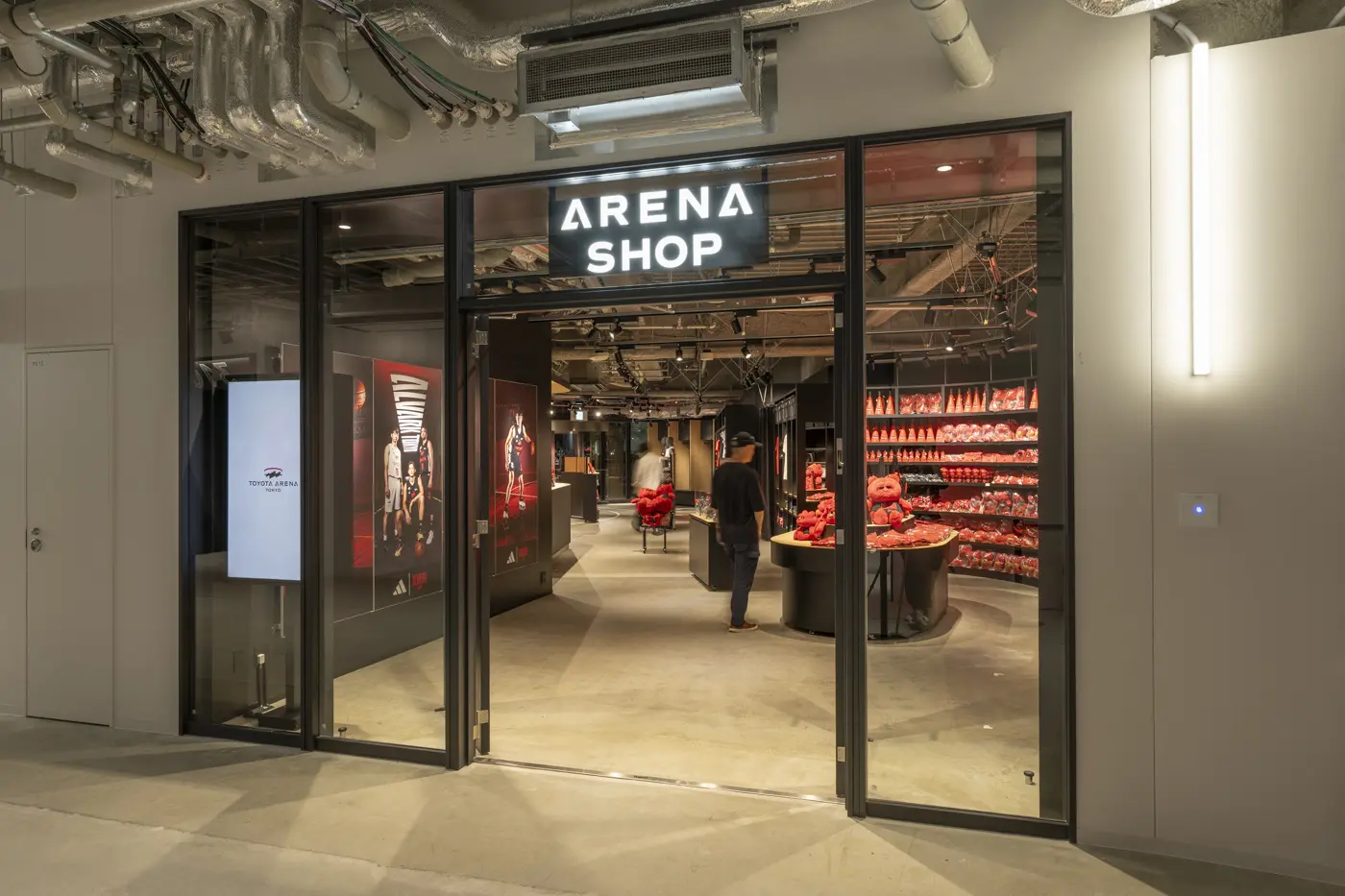 Wall fixtures featuring player graphics and Alvark Tokyo's colors enhance the sense of excitement