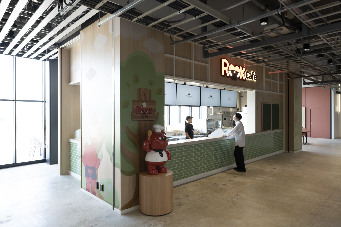 4階「ROOK Café」：アルバルク東京のマスコットキャラクター「ルーク」初出店となる、森をイメージしたカフェ