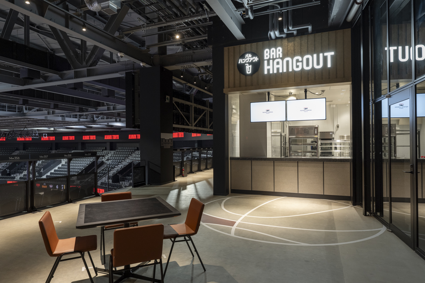 5階「BAR HANGOUT」：SMBC SKY LOUNGEに隣接し、開放的で眺望の良いスタンディングバー