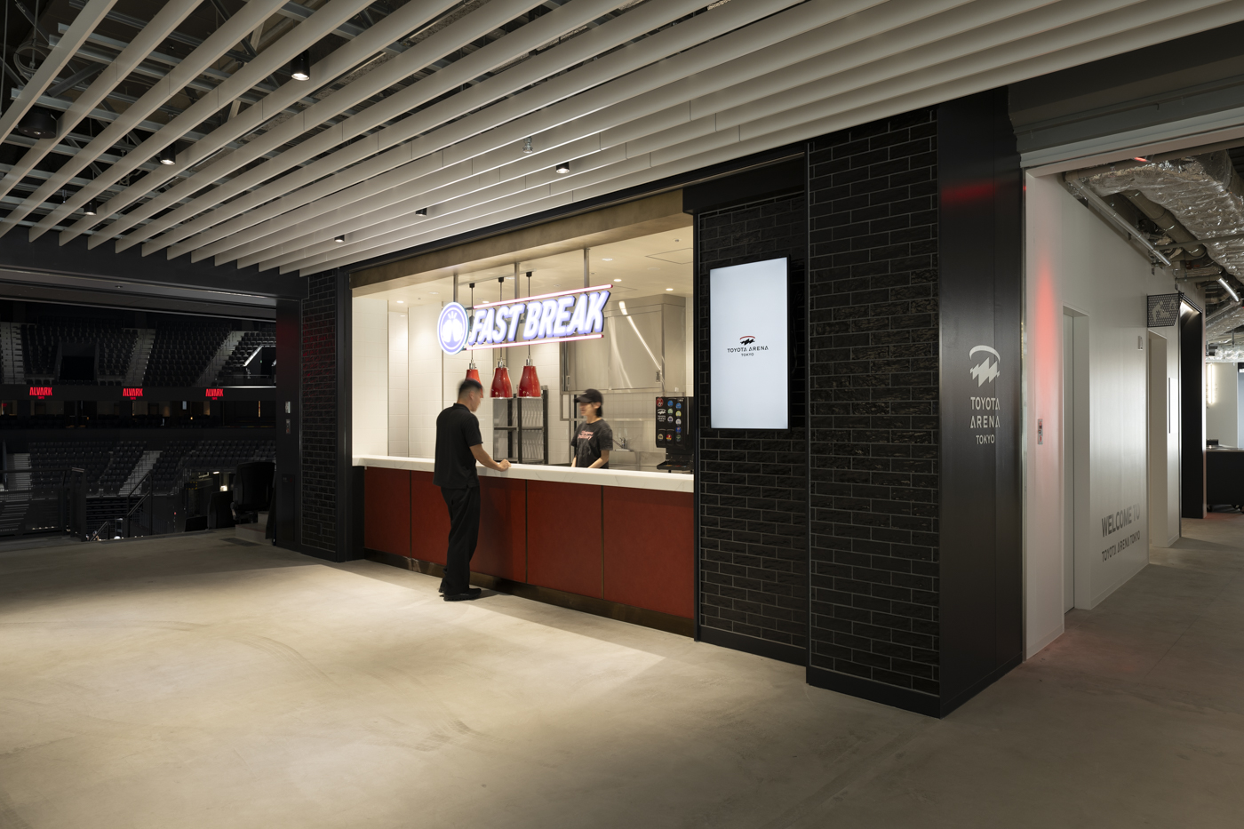 3階「FAST BREAK」：バスケットボール用語で速攻の意味を持つ店舗ネーミング。入場後すぐの乾杯ドリンクを提供する