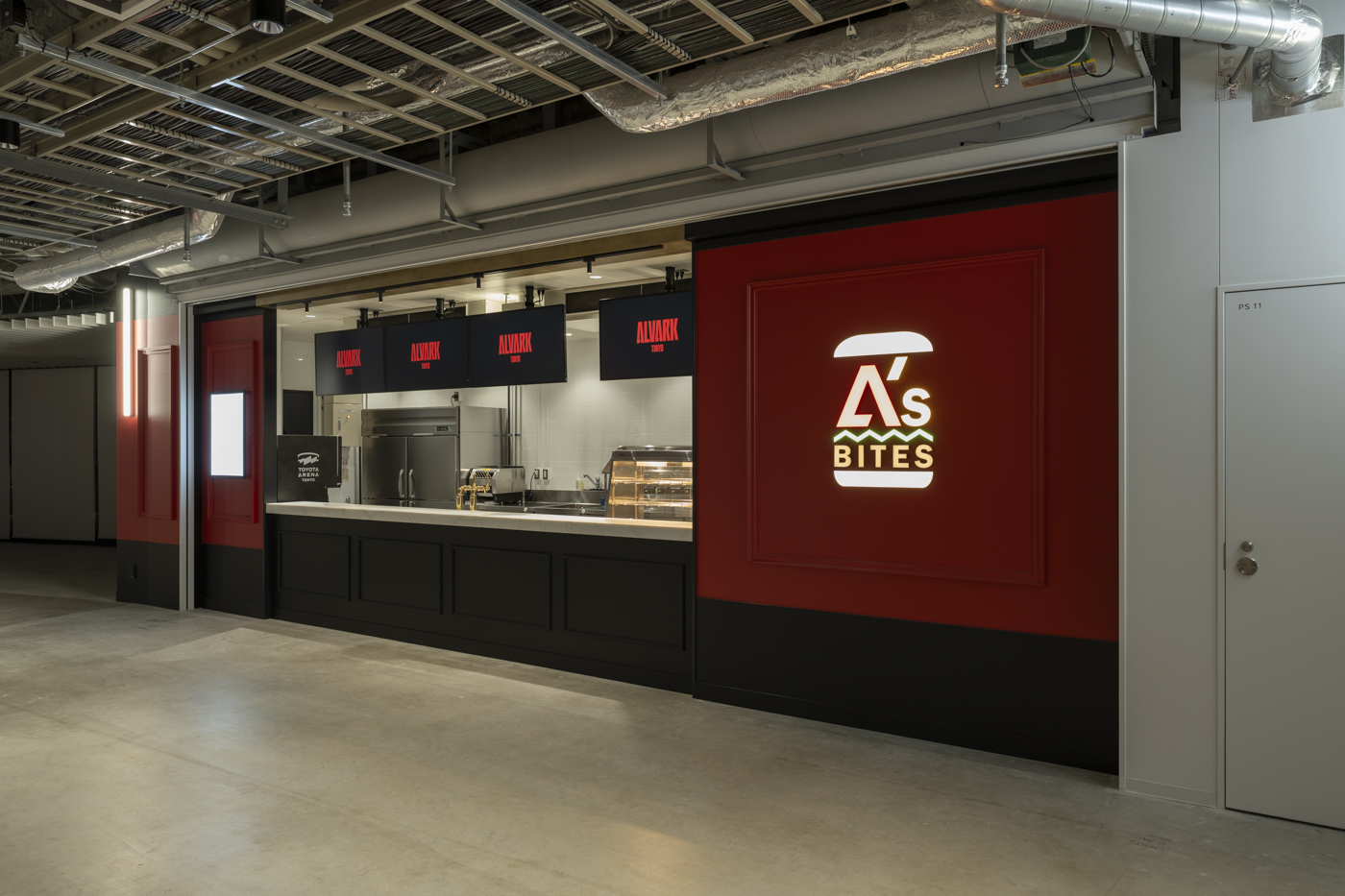 3階「A's BITES」：アルバルク東京のクラブカラーである黒×赤で表現したオリジナルバーガーショップ