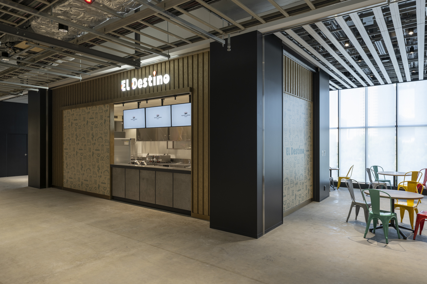 4階「EL Destino」：メキシカンフードを提供する店舗。オリジナルのグラフィックとカラフルなファニチャーで南米感を表現