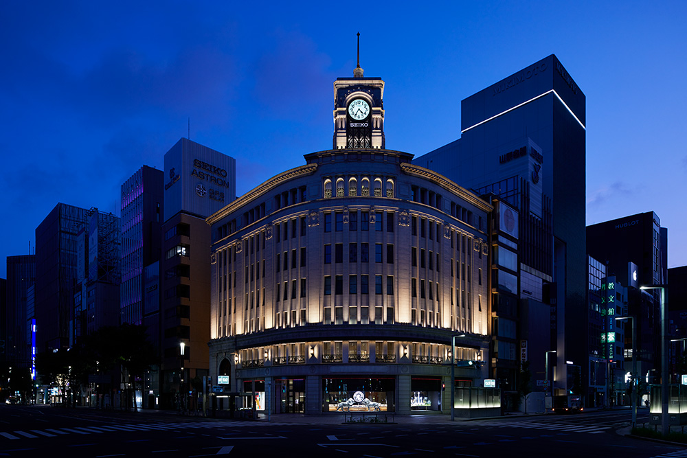 シースルーになった中央ウインドウの軽快さと堅牢な古建築との差異によって、銀座の街に新たな表情が表れる