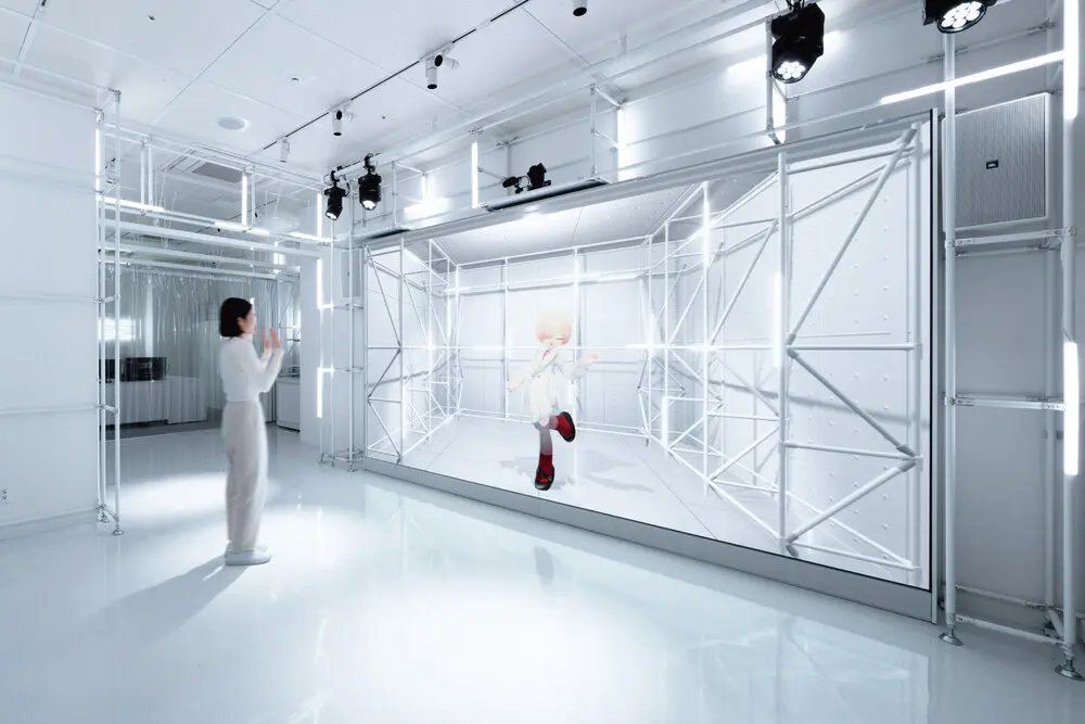 バーチャル世界とリアル世界が地続きでつながる空間構成。白いワイヤーフレームがXRの展示に合わせて変化・拡張していく