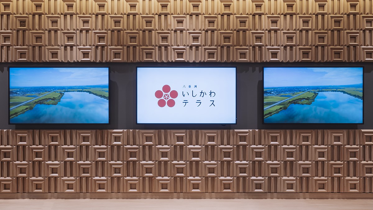 店内のレジバックには金沢の木工所にて格子組した能登のヒバ材を使用。「石川」の漢字をモチーフにデザインしている