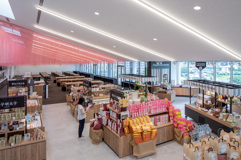市场里店铺熙熙攘攘演出以笹栗町的风景为背景。后面有一家餐厅，可以容纳团体用餐。
