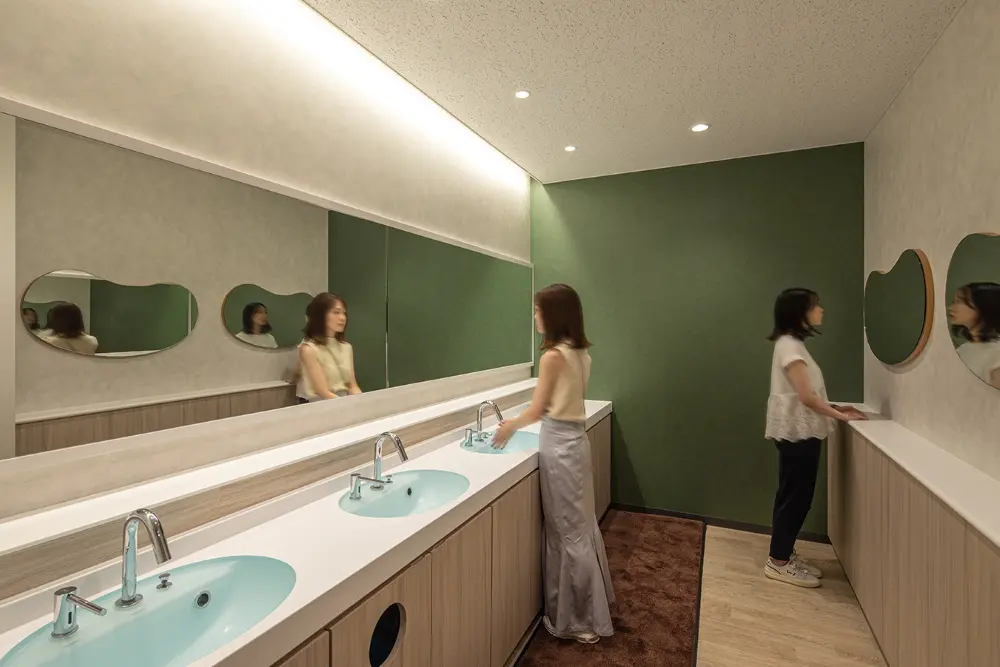 女性トイレのパウダーコーナーにはさりげなく明太子型のミラーを設置