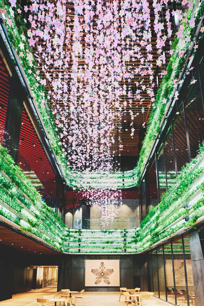 6000枚を超える桜の花びらで構成されたインスタレーション
