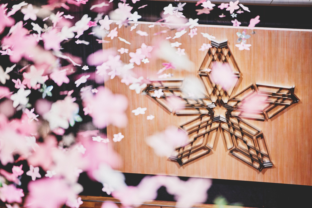 模仿“HANASAKA LOGO”的日本纸制樱花在空间中翩翩起舞