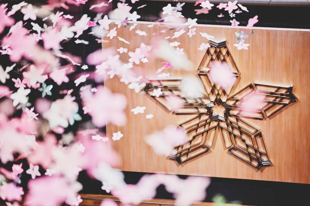 「HANASAKA LOGO」をかたどった和紙製の桜たちが空間を舞う