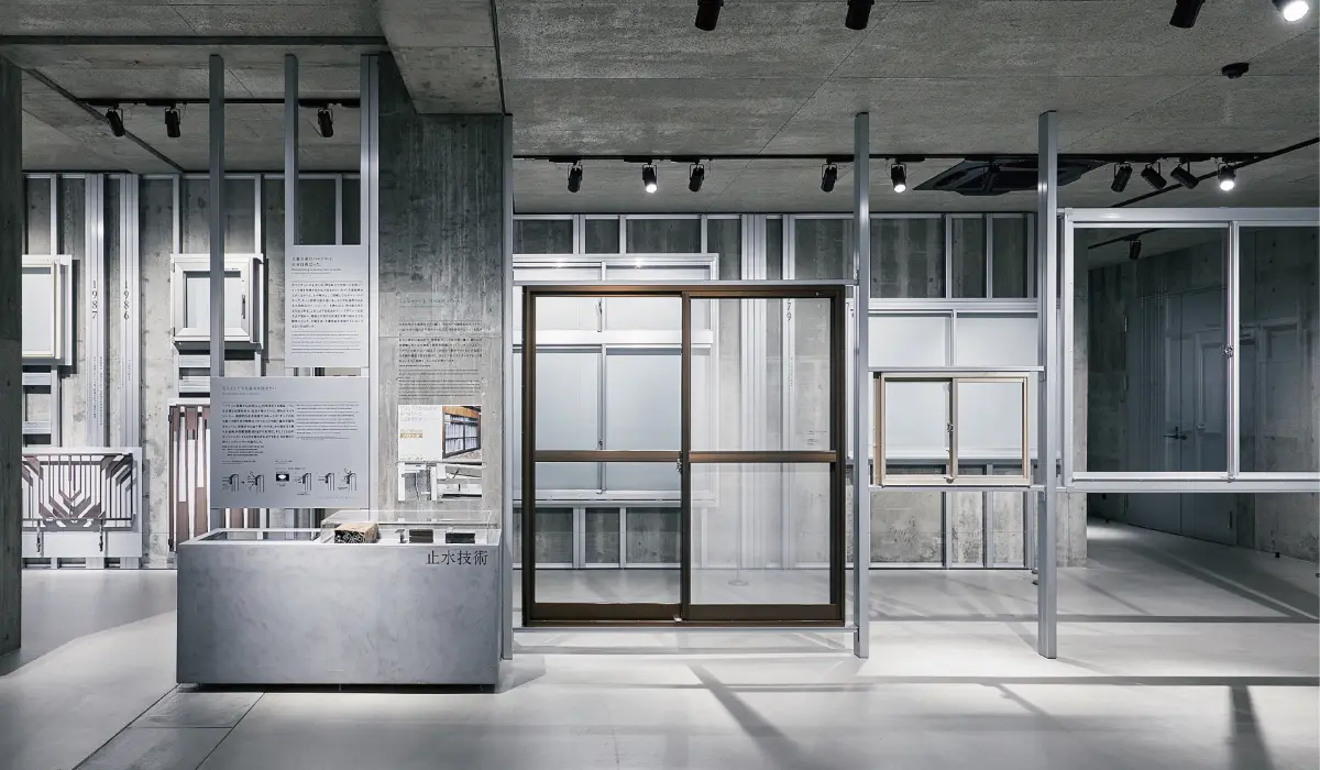 側面も見える製品群の展示による歴史年表