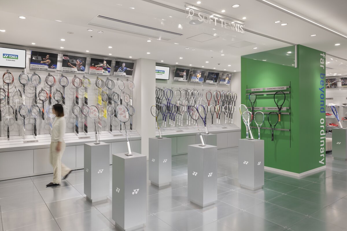 イノベーション展示を取り囲む圧倒的なギア展示。バドミントン、テニス、ソフトテニスの展示エリア