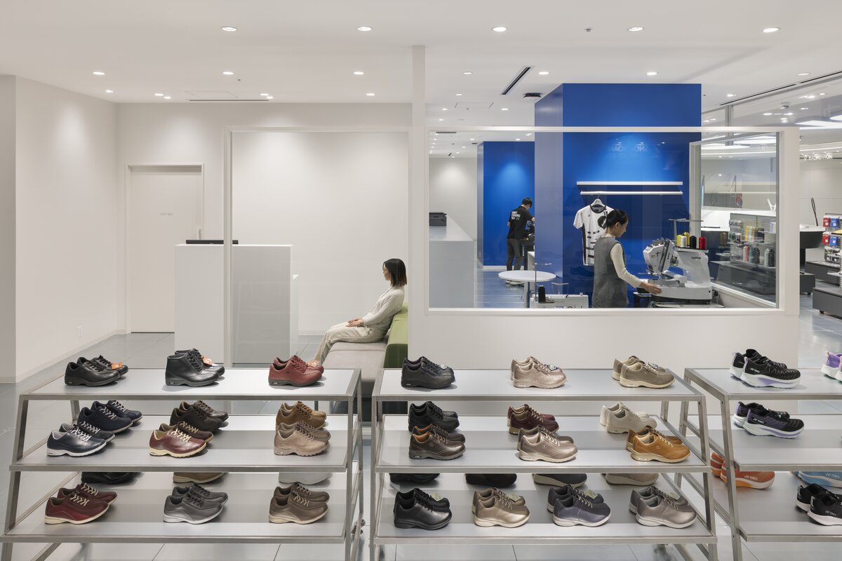 ストリンギングサービス、刺繍サービス、シューズフィッティングを行うサービスコーナー